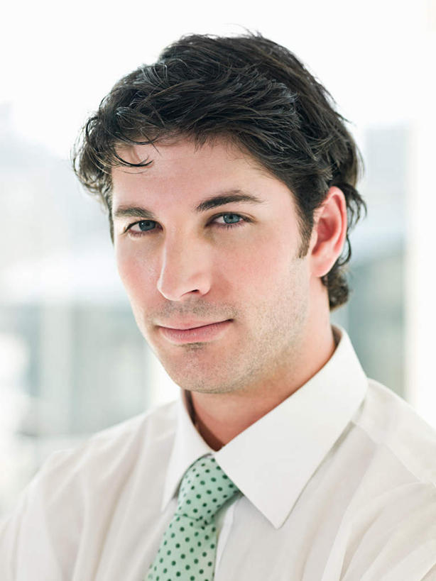 西方人,脸,头,脸颊,一个人,商务人士,商务男性,高楼大厦,站,笑,微笑,竖图,室外,特写,白天,正面,衬衫,办公楼,大厦,建筑,摩天大楼,写字楼,欧洲,欧洲人,仅一个男性,仅一个人,套装,朦胧,模糊,注视,肩膀,仅一个年轻男性,天空,楼宇,天,观察,看,站着,商务楼,晴朗,观看,察看,关注,商务装,工薪阶层,万里无云,男人,男性,年轻男性,白种人,头部,脸部,脸蛋,面部,白领,上班族,晴空,晴空万里,站立,半身,彩图,衬衣,大楼,高层建筑,高楼,摩天楼