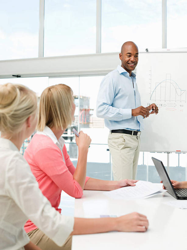 西方人,四个人,同事,商务人士,商务男性,商务女性,办公室,站,坐,笑,说,微笑,露齿笑,竖图,室内,白天,仰视,衬衫,讨论,成功,合作,团队,集体,信心,电脑,笔记本电脑,窗户,家具,落地窗,桌子,欧洲,非洲,黑人,欧洲人,敲打,握,套装,开会,朦胧,模糊,网络,笔,材料,档案,文件,办公桌,办公用品,拿,拿着,注视,输入,通讯设备,队伍,玻璃窗,文具,学习用品,黑板,资料,打字,观察,看,站着,教学,握着,观看,点击,一台,敲击,文具用品,察看,无线,领导,成就,关注,文档,通信设备,商务装,无线网络,合伙,领袖,无线上网,便携式电脑,工薪阶层,办公家具,耐磨,教学黑板,交流,按键,手提电脑,男人,男性,女人,女性,中年男性,中年女性,白种人,非洲人,白领,上班族,沟通,讲话,交谈,商讨,说话,谈话,站立,坐着,半身,彩图,低角度拍摄,衬衣