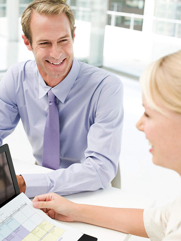 西方人,两个人,伙伴,朋友,商务人士,商务男性,商务女性,办公室,坐,笑,微笑,露齿笑,竖图,俯视,室内,白天,衬衫,友谊,合作,团队,电脑,笔记本电脑,窗户,家具,落地窗,桌子,欧洲,欧洲人,握,套装,朦胧,模糊,网络,材料,档案,文件,办公桌,拿,拿着,注视,通讯设备,玻璃窗,资料,观察,看,战略,握着,观看,一台,察看,无线,关注,文档,通信设备,商务装,无线网络,无线上网,便携式电脑,工薪阶层,办公家具,联合,合谋,配合,协作,手提电脑,男人,男性,年轻男性,年轻女性,女人,女性,白种人,白领,上班族,坐着,半身,彩图,高角度拍摄,衬衣