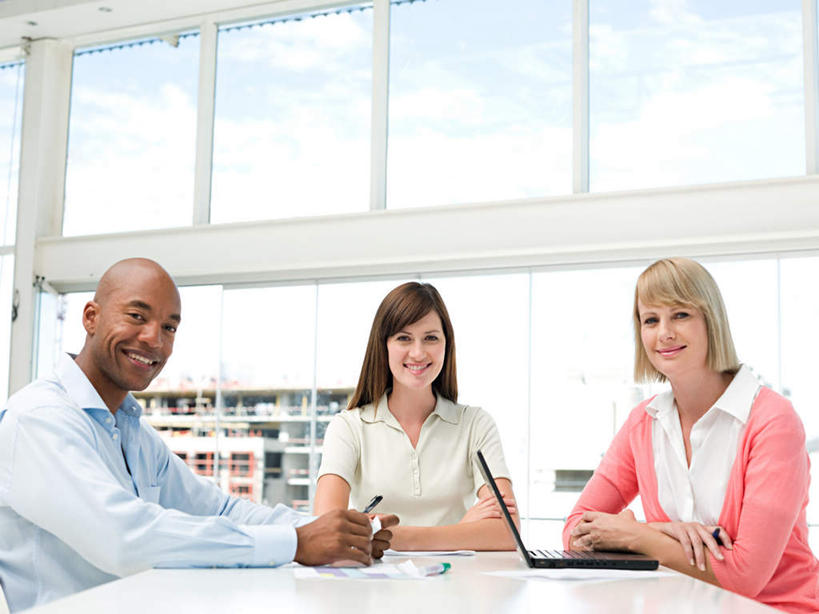 西方人,三个人,同事,商务人士,商务男性,商务女性,办公室,坐,笑,微笑,露齿笑,横图,室内,白天,仰视,衬衫,成功,合作,团队,集体,信心,电脑,笔记本电脑,窗户,家具,落地窗,桌子,欧洲,非洲,黑人,欧洲人,握,套装,朦胧,模糊,网络,笔,办公桌,云,云朵,办公用品,拿,云彩,拿着,扭头,通讯设备,队伍,玻璃窗,文具,蓝色,白云,蓝天,天空,学习用品,天,转头,握着,晴朗,一台,文具用品,无线,领导,成就,通信设备,商务装,无线网络,合伙,领袖,无线上网,便携式电脑,工薪阶层,办公家具,手提电脑,男人,男性,女人,女性,中年男性,中年女性,白种人,非洲人,白领,上班族,晴空,坐着,半身,彩图,低角度拍摄,衬衣