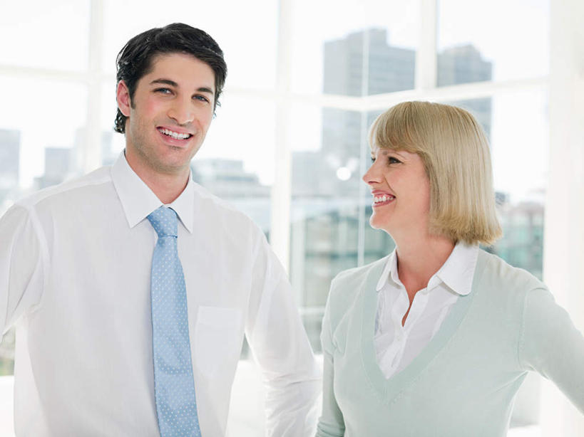 西方人,两个人,伙伴,朋友,商务人士,商务男性,商务女性,高楼大厦,站,笑,微笑,露齿笑,横图,室内,白天,正面,衬衫,友谊,办公楼,合作,团队,窗户,落地窗,大厦,建筑,摩天大楼,写字楼,欧洲,欧洲人,套装,朦胧,模糊,扭头,注视,玻璃窗,天空,楼宇,天,观察,看,站着,转头,商务楼,战略,晴朗,观看,察看,关注,商务装,工薪阶层,万里无云,联合,合谋,配合,协作,男人,男性,年轻男性,年轻女性,女人,女性,白种人,白领,上班族,晴空,晴空万里,站立,半身,彩图,衬衣,大楼,高层建筑,高楼,摩天楼