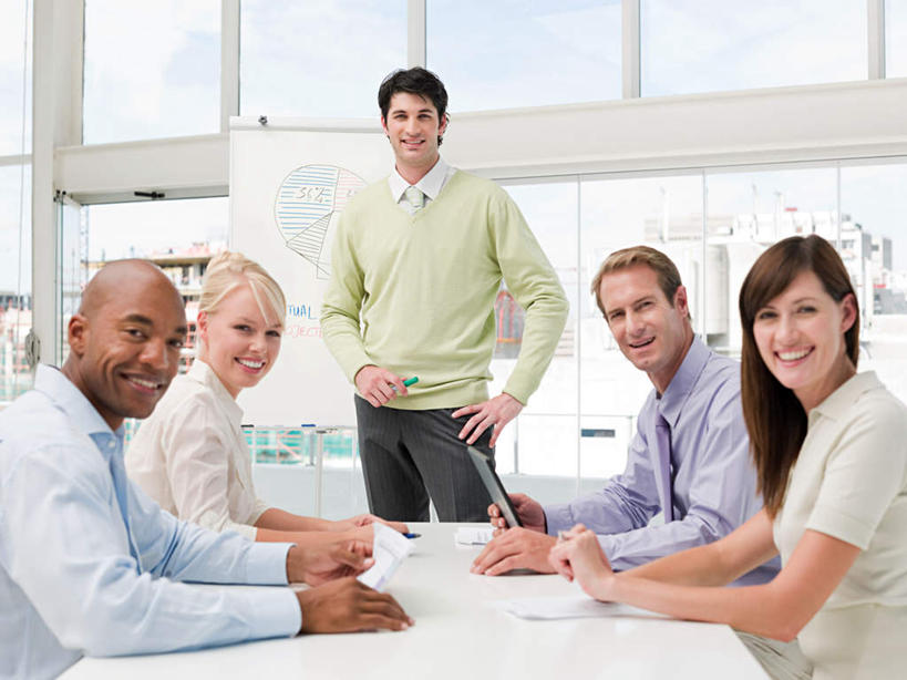 西方人,同事,商务人士,商务男性,商务女性,站,坐,笑,微笑,露齿笑,横图,室内,白天,正面,衬衫,成功,合作,团队,集体,信心,电脑,笔记本电脑,窗户,欧洲,非洲,黑人,欧洲人,五个人,握,套装,开会,朦胧,模糊,网络,笔,办公用品,许多人,拿,拿着,扭头,注视,通讯设备,手叉腰,队伍,玻璃窗,文具,学习用品,黑板,叉腰,观察,看,站着,转头,一群人,教学,握着,观看,一台,文具用品,察看,无线,领导,成就,关注,通信设备,商务装,无线网络,合伙,领袖,无线上网,便携式电脑,工薪阶层,耐磨,教学黑板,手提电脑,男人,男性,女人,女性,中年男性,中年女性,白种人,非洲人,白领,上班族,站立,坐着,半身,彩图,衬衣