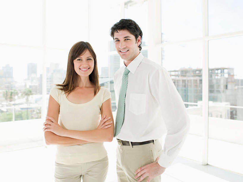 西方人,两个人,伙伴,朋友,商务人士,商务男性,商务女性,高楼大厦,站,笑,双手交叉,微笑,露齿笑,横图,室内,白天,正面,衬衫,友谊,合作,团队,窗户,落地窗,大厦,建筑,摩天大楼,欧洲,欧洲人,套装,朦胧,模糊,注视,手叉腰,玻璃窗,天空,天,叉腰,观察,看,站着,战略,晴朗,观看,察看,双手抱胸,关注,商务装,工薪阶层,万里无云,联合,合谋,配合,协作,男人,男性,年轻男性,年轻女性,女人,女性,白种人,白领,上班族,晴空,晴空万里,站立,半身,彩图,衬衣,大楼,高层建筑,高楼,摩天楼