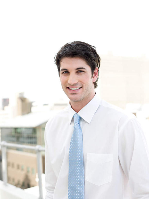 西方人,一个人,商务人士,商务男性,高楼大厦,站,笑,微笑,露齿笑,竖图,室外,白天,正面,衬衫,大厦,建筑,摩天大楼,欧洲,欧洲人,仅一个男性,仅一个人,套装,朦胧,模糊,注视,仅一个年轻男性,天空,天,观察,看,站着,晴朗,观看,察看,关注,商务装,工薪阶层,万里无云,男人,男性,年轻男性,白种人,白领,上班族,晴空,晴空万里,站立,半身,彩图,衬衣,大楼,高层建筑,高楼,摩天楼