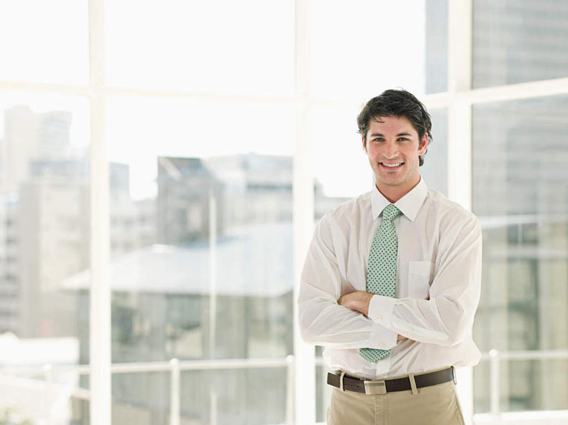 西方人,一个人,商务人士,商务男性,高楼大厦,站,笑,双手交叉,微笑,露齿笑,横图,室内,白天,正面,衬衫,办公楼,窗户,落地窗,大厦,建筑,摩天大楼,写字楼,欧洲,欧洲人,仅一个男性,仅一个人,套装,朦胧,模糊,注视,玻璃窗,仅一个年轻男性,天空,楼宇,天,观察,看,站着,商务楼,晴朗,观看,察看,双手抱胸,关注,商务装,工薪阶层,万里无云,男人,男性,年轻男性,白种人,白领,上班族,晴空,晴空万里,站立,半身,彩图,衬衣,大楼,高层建筑,高楼,摩天楼