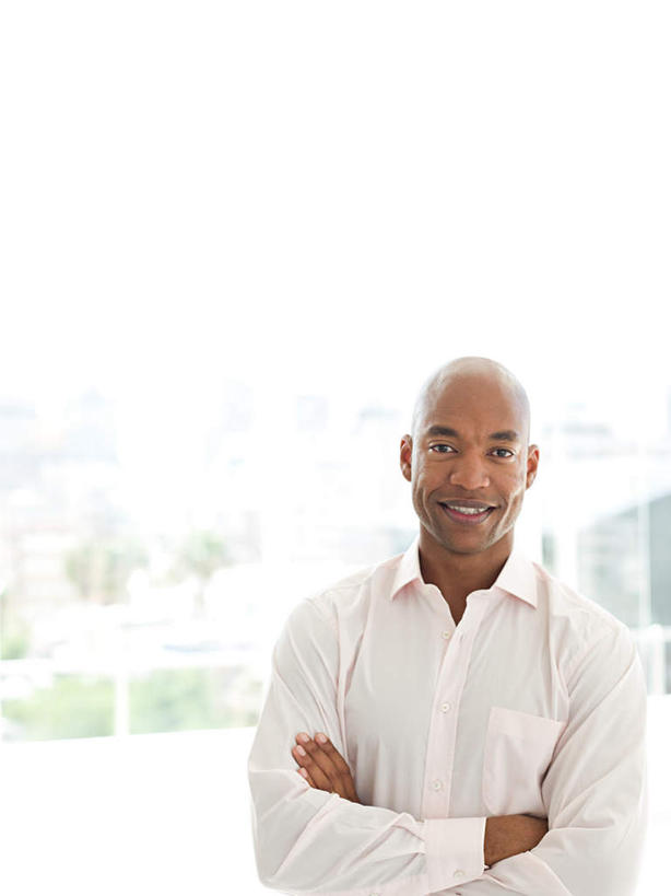 西方人,一个人,商务人士,商务男性,站,笑,双手交叉,微笑,露齿笑,竖图,室内,白天,正面,衬衫,窗户,落地窗,欧洲,非洲,黑人,欧洲人,仅一个男性,仅一个人,仅一个中年男性,套装,朦胧,模糊,注视,玻璃窗,天空,天,观察,看,站着,晴朗,观看,察看,双手抱胸,关注,商务装,工薪阶层,万里无云,男人,男性,中年男性,非洲人,白领,上班族,晴空,晴空万里,站立,半身,彩图,衬衣