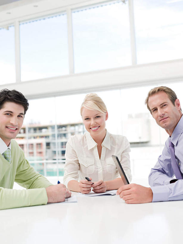 西方人,三个人,同事,商务人士,商务男性,商务女性,办公室,坐,笑,微笑,露齿笑,竖图,室内,白天,仰视,衬衫,成功,合作,团队,集体,信心,电脑,笔记本电脑,窗户,家具,桌子,欧洲,欧洲人,握,套装,朦胧,模糊,网络,笔,办公桌,云,云朵,办公用品,云彩,扭头,注视,通讯设备,队伍,玻璃窗,文具,蓝色,白云,蓝天,天空,学习用品,天,观察,看,转头,握着,晴朗,观看,文具用品,察看,无线,领导,成就,关注,通信设备,商务装,无线网络,合伙,领袖,无线上网,便携式电脑,工薪阶层,办公家具,手提电脑,男人,男性,年轻男性,年轻女性,女人,女性,中年男性,白种人,白领,上班族,晴空,坐着,半身,彩图,低角度拍摄,衬衣