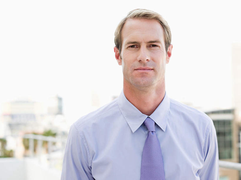 西方人,一个人,商务人士,商务男性,高楼大厦,站,笑,微笑,横图,室外,白天,正面,衬衫,大厦,建筑,摩天大楼,欧洲,欧洲人,仅一个男性,仅一个人,仅一个中年男性,套装,朦胧,模糊,注视,天空,天,观察,看,站着,晴朗,观看,察看,关注,商务装,工薪阶层,万里无云,男人,男性,中年男性,白种人,白领,上班族,晴空,晴空万里,站立,半身,彩图,衬衣,大楼,高层建筑,高楼,摩天楼