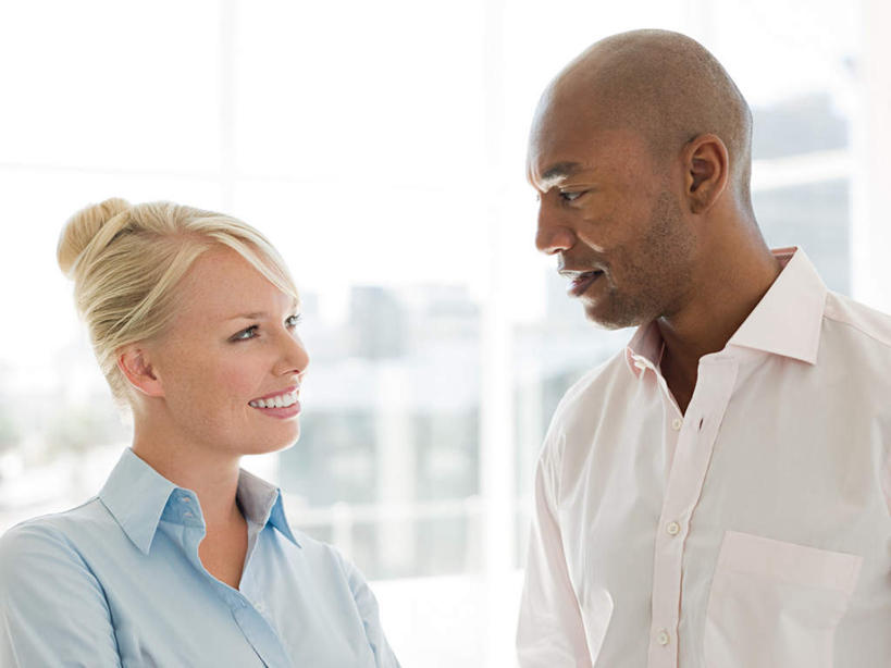 西方人,脸,头,脸颊,两个人,伙伴,朋友,商务人士,商务男性,商务女性,高楼大厦,站,笑,微笑,露齿笑,横图,室内,特写,白天,正面,衬衫,友谊,办公楼,合作,团队,窗户,落地窗,大厦,建筑,摩天大楼,写字楼,欧洲,非洲,黑人,欧洲人,套装,朦胧,模糊,扭头,注视,肩膀,玻璃窗,天空,楼宇,天,观察,看,站着,转头,商务楼,战略,晴朗,观看,察看,关注,商务装,工薪阶层,万里无云,联合,合谋,配合,协作,男人,男性,年轻女性,女人,女性,中年男性,白种人,非洲人,头部,脸部,脸蛋,面部,白领,上班族,晴空,晴空万里,站立,半身,彩图,衬衣,大楼,高层建筑,高楼,摩天楼