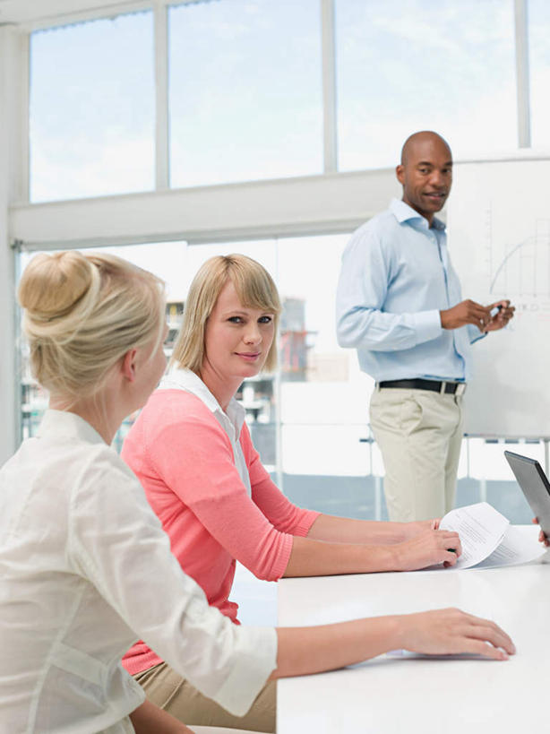 西方人,三个人,同事,商务人士,商务男性,商务女性,办公室,站,坐,笑,微笑,露齿笑,竖图,室内,白天,仰视,衬衫,成功,合作,团队,集体,信心,电脑,笔记本电脑,窗户,家具,桌子,欧洲,非洲,黑人,欧洲人,握,套装,开会,朦胧,模糊,网络,笔,办公桌,办公用品,拿,拿着,注视,通讯设备,队伍,玻璃窗,文具,学习用品,黑板,观察,看,站着,教学,握着,观看,文具用品,一支,察看,无线,领导,成就,关注,通信设备,商务装,无线网络,合伙,领袖,无线上网,便携式电脑,工薪阶层,办公家具,耐磨,教学黑板,手提电脑,男人,男性,年轻女性,女人,女性,中年男性,白种人,非洲人,白领,上班族,站立,坐着,半身,彩图,低角度拍摄,衬衣