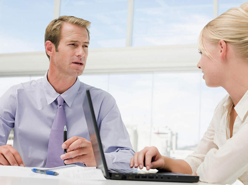 西方人,两个人,伙伴,朋友,商务人士,商务男性,商务女性,办公室,坐,说,横图,室内,白天,正面,衬衫,讨论,友谊,合作,团队,电脑,笔记本电脑,窗户,家具,桌子,欧洲,欧洲人,敲打,套装,朦胧,模糊,网络,笔,办公桌,云,云朵,办公用品,云彩,扭头,注视,输入,通讯设备,玻璃窗,文具,蓝色,白云,蓝天,天空,学习用品,天,打字,观察,看,转头,战略,晴朗,观看,点击,一台,敲击,文具用品,一支,察看,无线,关注,通信设备,商务装,无线网络,无线上网,便携式电脑,工薪阶层,办公家具,联合,合谋,交流,配合,协作,按键,手提电脑,男人,男性,年轻男性,年轻女性,女人,女性,白种人,白领,上班族,晴空,沟通,讲话,交谈,商讨,说话,谈话,坐着,半身,彩图,衬衣