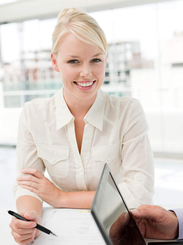 西方人,两个人,伙伴,朋友,商务人士,商务男性,商务女性,办公室,坐,笑,微笑,露齿笑,竖图,室内,白天,正面,衬衫,友谊,合作,团队,电脑,笔记本电脑,窗户,家具,桌子,欧洲,欧洲人,握,套装,朦胧,模糊,网络,笔,办公桌,墙,办公用品,拿,拿着,注视,通讯设备,玻璃窗,墙壁,墙面,文具,白色,学习用品,观察,看,战略,握着,观看,一台,文具用品,一支,察看,无线,关注,通信设备,商务装,无线网络,无线上网,便携式电脑,工薪阶层,办公家具,联合,合谋,配合,协作,手提电脑,男人,男性,年轻男性,年轻女性,女人,女性,白种人,白领,上班族,坐着,半身,彩图,衬衣