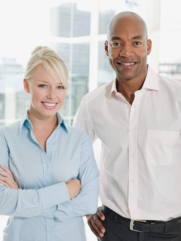 西方人,两个人,伙伴,朋友,商务人士,商务男性,商务女性,高楼大厦,站,笑,双手交叉,微笑,露齿笑,竖图,室内,白天,正面,衬衫,友谊,办公楼,合作,团队,窗户,落地窗,大厦,建筑,摩天大楼,写字楼,欧洲,非洲,黑人,欧洲人,套装,朦胧,模糊,注视,手叉腰,玻璃窗,楼宇,叉腰,观察,看,站着,商务楼,战略,观看,察看,双手抱胸,关注,商务装,工薪阶层,联合,合谋,配合,协作,男人,男性,年轻女性,女人,女性,中年男性,白种人,非洲人,白领,上班族,站立,半身,彩图,衬衣,大楼,高层建筑,高楼,摩天楼