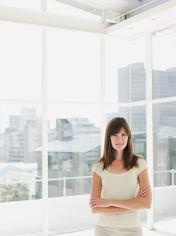 西方人,一个人,商务人士,商务女性,高楼大厦,站,笑,双手交叉,微笑,竖图,室内,白天,正面,办公楼,窗户,落地窗,大厦,建筑,摩天大楼,写字楼,欧洲,欧洲人,仅一个女性,仅一个人,套装,朦胧,模糊,注视,玻璃窗,天空,楼宇,天,观察,看,站着,仅一个中年女性,商务楼,晴朗,观看,察看,双手抱胸,关注,商务装,工薪阶层,万里无云,女人,女性,中年女性,白种人,白领,上班族,晴空,晴空万里,站立,半身,彩图,大楼,高层建筑,高楼,摩天楼