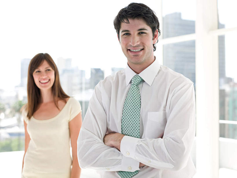 西方人,两个人,同事,商务人士,商务男性,商务女性,高楼大厦,站,笑,双手交叉,微笑,露齿笑,横图,室内,白天,正面,衬衫,成功,合作,团队,集体,信心,窗户,落地窗,大厦,建筑,摩天大楼,欧洲,欧洲人,套装,朦胧,模糊,注视,队伍,玻璃窗,天空,天,观察,看,站着,晴朗,观看,察看,领导,双手抱胸,成就,关注,商务装,合伙,领袖,工薪阶层,万里无云,男人,男性,年轻男性,年轻女性,女人,女性,白种人,白领,上班族,晴空,晴空万里,站立,半身,彩图,衬衣,大楼,高层建筑,高楼,摩天楼