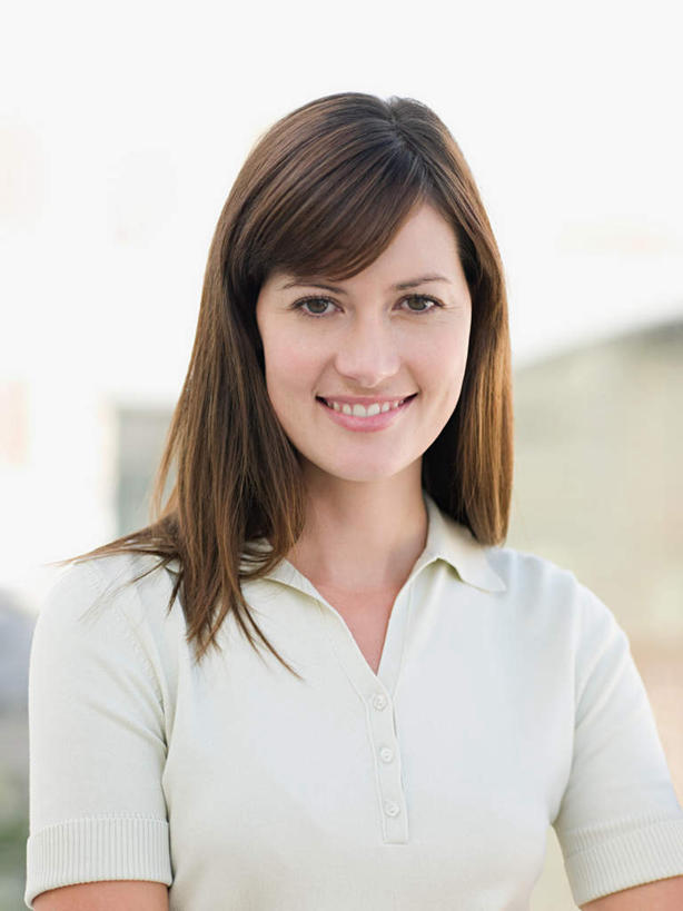 西方人,脸,头,脸颊,一个人,商务人士,商务女性,高楼大厦,站,笑,微笑,露齿笑,竖图,室外,特写,白天,正面,办公楼,大厦,建筑,摩天大楼,写字楼,欧洲,欧洲人,仅一个女性,仅一个人,套装,朦胧,模糊,注视,肩膀,天空,楼宇,天,观察,看,站着,仅一个中年女性,商务楼,晴朗,观看,察看,关注,商务装,工薪阶层,万里无云,女人,女性,中年女性,白种人,头部,脸部,脸蛋,面部,白领,上班族,晴空,晴空万里,站立,半身,彩图,大楼,高层建筑,高楼,摩天楼