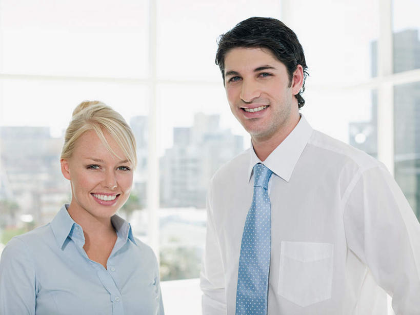 西方人,两个人,伙伴,朋友,商务人士,商务男性,商务女性,高楼大厦,站,笑,微笑,露齿笑,横图,室内,白天,正面,衬衫,友谊,合作,团队,窗户,落地窗,大厦,建筑,摩天大楼,欧洲,欧洲人,套装,朦胧,模糊,注视,玻璃窗,天空,天,观察,看,站着,战略,晴朗,观看,察看,关注,商务装,工薪阶层,万里无云,联合,合谋,配合,协作,男人,男性,年轻男性,年轻女性,女人,女性,白种人,白领,上班族,晴空,晴空万里,站立,半身,彩图,衬衣,大楼,高层建筑,高楼,摩天楼