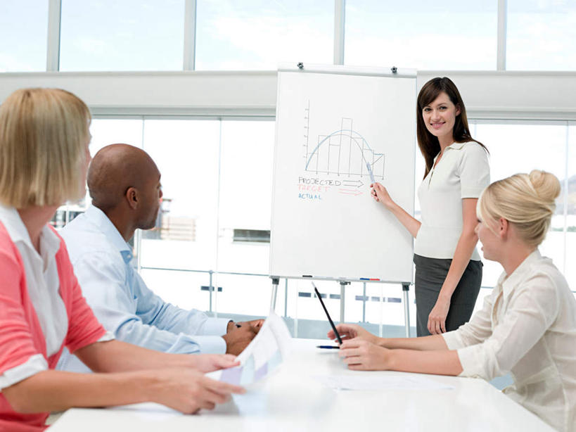 西方人,四个人,同事,商务人士,商务男性,商务女性,办公室,站,坐,笑,微笑,露齿笑,横图,室内,白天,仰视,衬衫,成功,合作,团队,集体,信心,电脑,笔记本电脑,窗户,家具,桌子,欧洲,非洲,黑人,欧洲人,握,套装,开会,朦胧,模糊,网络,笔,办公桌,办公用品,拿,拿着,注视,通讯设备,队伍,玻璃窗,文具,学习用品,黑板,观察,看,站着,教学,握着,观看,文具用品,一支,察看,无线,领导,成就,关注,通信设备,商务装,无线网络,合伙,领袖,无线上网,便携式电脑,工薪阶层,办公家具,耐磨,教学黑板,手提电脑,男人,男性,年轻女性,女人,女性,中年男性,白种人,非洲人,白领,上班族,站立,坐着,半身,彩图,低角度拍摄,衬衣