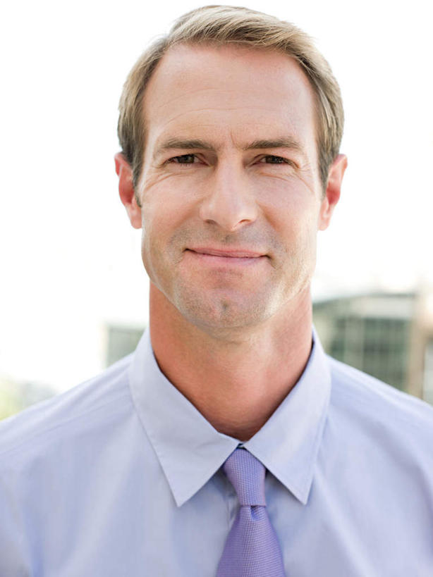 西方人,脸,头,脸颊,一个人,商务人士,商务男性,站,笑,微笑,竖图,室外,特写,白天,正面,衬衫,欧洲,欧洲人,仅一个男性,仅一个人,仅一个中年男性,套装,朦胧,模糊,注视,肩膀,天空,天,观察,看,站着,晴朗,观看,察看,关注,商务装,工薪阶层,万里无云,男人,男性,中年男性,白种人,头部,脸部,脸蛋,面部,白领,上班族,晴空,晴空万里,站立,半身,彩图,衬衣