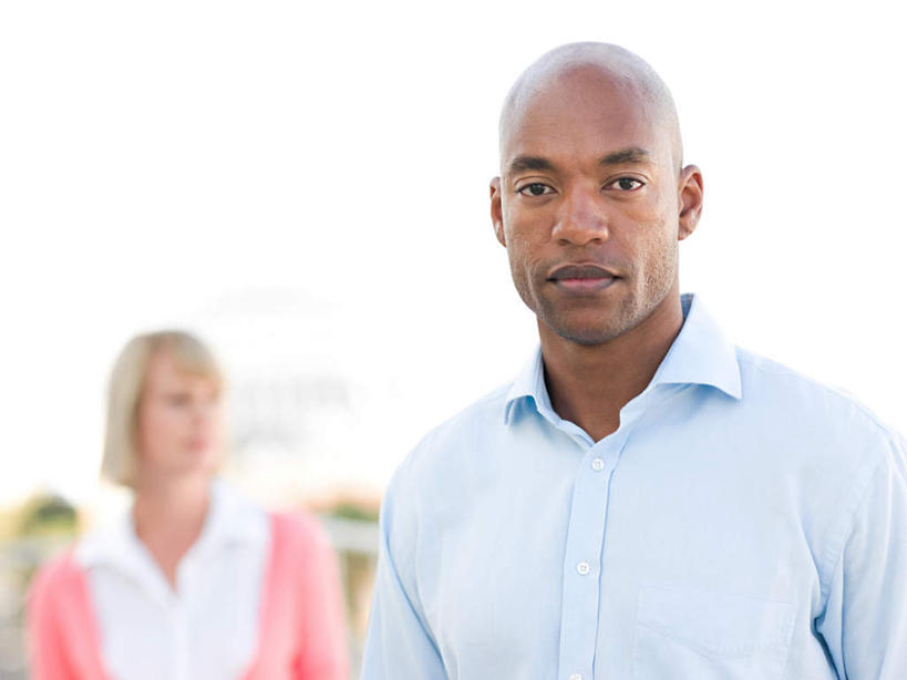 西方人,两个人,伙伴,朋友,商务人士,商务男性,商务女性,站,笑,微笑,横图,室外,白天,正面,衬衫,友谊,合作,团队,植物,欧洲,非洲,黑人,欧洲人,套装,朦胧,模糊,扭头,注视,树,树木,绿色,天空,自然,天,观察,看,站着,转头,战略,生长,晴朗,成长,观看,察看,关注,商务装,工薪阶层,万里无云,联合,合谋,配合,协作,男人,男性,女人,女性,中年男性,中年女性,白种人,非洲人,白领,上班族,晴空,晴空万里,站立,半身,彩图,衬衣