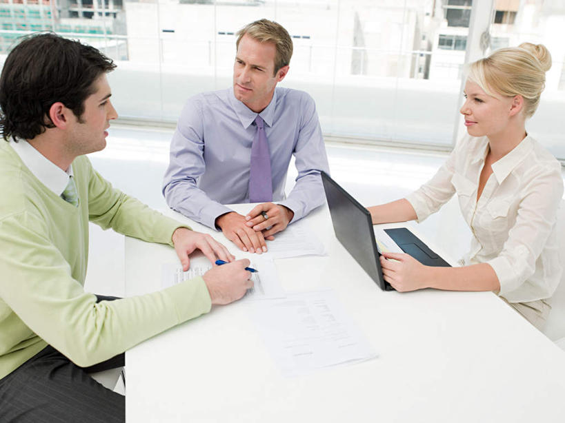 西方人,三个人,同事,商务人士,商务男性,商务女性,办公室,坐,笑,说,微笑,露齿笑,横图,俯视,室内,白天,衬衫,讨论,成功,合作,团队,集体,信心,电脑,笔记本电脑,窗户,家具,桌子,欧洲,欧洲人,握,套装,朦胧,模糊,网络,笔,材料,档案,文件,办公桌,墙,办公用品,拿,拿着,扭头,注视,通讯设备,队伍,玻璃窗,墙壁,墙面,文具,白色,学习用品,资料,观察,看,转头,握着,观看,一台,文具用品,察看,无线,领导,成就,关注,文档,通信设备,商务装,无线网络,合伙,领袖,无线上网,便携式电脑,工薪阶层,办公家具,交流,手提电脑,男人,男性,年轻男性,年轻女性,女人,女性,中年男性,白种人,白领,上班族,沟通,讲话,交谈,商讨,说话,谈话,坐着,半身,彩图,高角度拍摄,衬衣