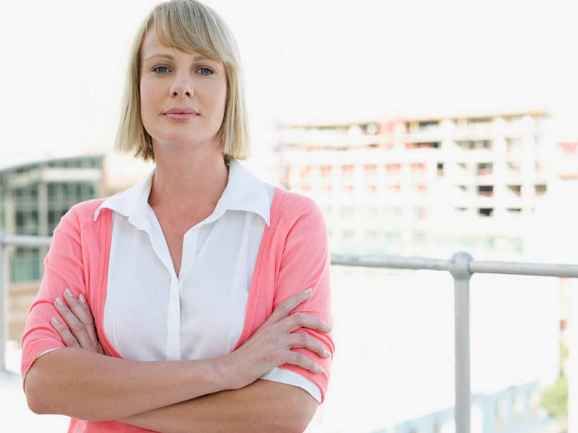 西方人,一个人,商务人士,商务女性,高楼大厦,栏杆,站,笑,双手交叉,微笑,横图,室外,白天,正面,办公楼,大厦,建筑,摩天大楼,写字楼,欧洲,欧洲人,仅一个女性,仅一个人,套装,朦胧,模糊,扶手,注视,护栏,天空,楼宇,天,观察,看,站着,仅一个中年女性,商务楼,晴朗,观看,察看,双手抱胸,关注,商务装,工薪阶层,万里无云,女人,女性,中年女性,白种人,白领,上班族,晴空,晴空万里,站立,半身,彩图,大楼,高层建筑,高楼,摩天楼