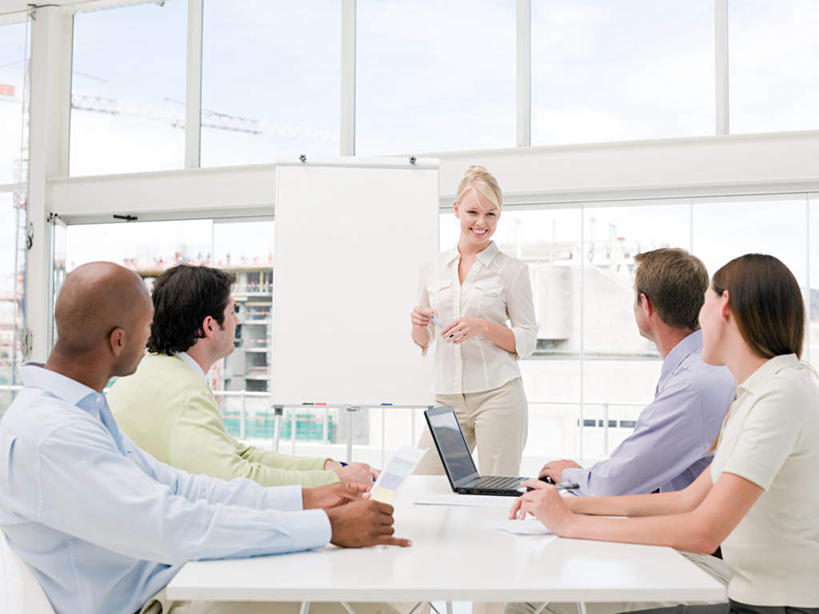 西方人,同事,商务人士,商务男性,商务女性,办公室,站,坐,笑,微笑,露齿笑,横图,室内,白天,仰视,衬衫,成功,合作,团队,集体,信心,电脑,笔记本电脑,窗户,家具,桌子,欧洲,非洲,黑人,欧洲人,五个人,握,套装,开会,朦胧,模糊,网络,笔,办公桌,办公用品,许多人,拿,拿着,注视,通讯设备,队伍,玻璃窗,文具,学习用品,黑板,观察,看,站着,一群人,教学,握着,观看,文具用品,一支,察看,无线,领导,成就,关注,通信设备,商务装,无线网络,合伙,领袖,无线上网,便携式电脑,工薪阶层,办公家具,耐磨,教学黑板,手提电脑,男人,男性,年轻男性,年轻女性,女人,女性,中年男性,白种人,非洲人,白领,上班族,站立,坐着,半身,彩图,低角度拍摄,衬衣