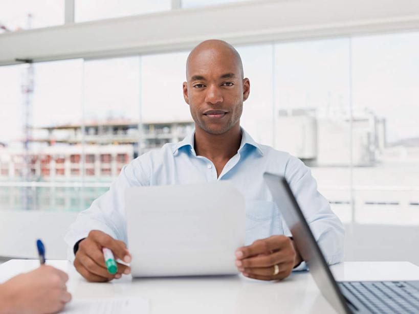 西方人,两个人,伙伴,朋友,商务人士,商务男性,商务女性,办公室,坐,横图,室内,白天,正面,衬衫,爱情,友谊,合作,团队,电脑,笔记本电脑,窗户,家具,桌子,欧洲,非洲,黑人,欧洲人,握,套装,朦胧,模糊,网络,笔,材料,档案,文件,纸,办公桌,墙,办公用品,浪漫,拿,拿着,注视,通讯设备,玻璃窗,墙壁,墙面,文具,装饰品,白色,戒指,饰品,手稿,首饰,学习用品,资料,观察,看,恩爱,战略,握着,观看,一台,文具用品,信物,证明,察看,无线,书写,权利,关注,文档,通信设备,商务装,无线网络,无线上网,便携式电脑,工薪阶层,办公家具,联合,合谋,手饰,配合,协作,手提电脑,男人,男性,女人,女性,中年男性,中年女性,白种人,非洲人,白领,上班族,坐着,半身,彩图,衬衣