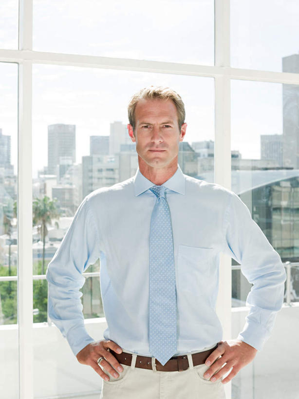 西方人,一个人,商务人士,商务男性,高楼大厦,站,笑,微笑,竖图,室内,白天,正面,衬衫,办公楼,窗户,落地窗,大厦,建筑,摩天大楼,写字楼,欧洲,欧洲人,仅一个男性,仅一个人,仅一个中年男性,套装,朦胧,模糊,墙,云,云朵,云彩,注视,手叉腰,玻璃窗,墙壁,墙面,蓝色,白色,白云,蓝天,天空,楼宇,天,叉腰,观察,看,站着,商务楼,晴朗,观看,察看,双手叉腰,关注,商务装,工薪阶层,男人,男性,中年男性,白种人,白领,上班族,晴空,站立,半身,彩图,衬衣,大楼,高层建筑,高楼,摩天楼