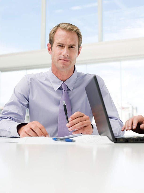 西方人,两个人,伙伴,朋友,商务人士,商务男性,商务女性,办公室,坐,笑,微笑,竖图,室内,白天,仰视,衬衫,友谊,合作,团队,电脑,笔记本电脑,窗户,家具,落地窗,桌子,欧洲,欧洲人,敲打,握,套装,朦胧,模糊,网络,笔,材料,档案,文件,办公桌,云,云朵,办公用品,拿,云彩,拿着,注视,输入,通讯设备,玻璃窗,文具,蓝色,白云,蓝天,天空,学习用品,资料,天,打字,观察,看,战略,握着,晴朗,观看,点击,一台,敲击,文具用品,察看,无线,关注,文档,通信设备,商务装,无线网络,无线上网,便携式电脑,工薪阶层,办公家具,联合,合谋,配合,协作,按键,手提电脑,男人,男性,女人,女性,中年男性,中年女性,白种人,白领,上班族,晴空,坐着,半身,彩图,低角度拍摄,衬衣