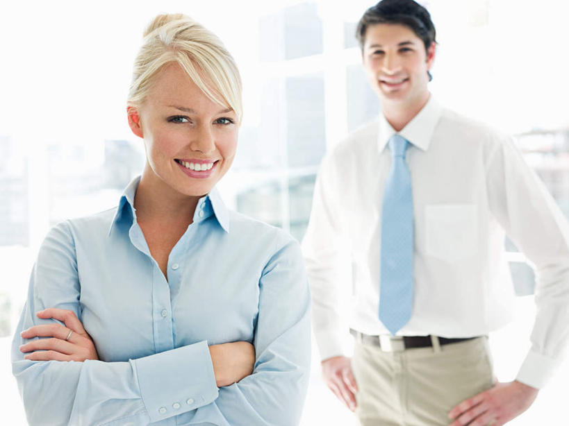 西方人,两个人,伙伴,朋友,商务人士,商务男性,商务女性,高楼大厦,站,笑,双手交叉,微笑,露齿笑,横图,室内,白天,正面,衬衫,友谊,办公楼,合作,团队,窗户,落地窗,大厦,建筑,摩天大楼,写字楼,欧洲,欧洲人,套装,朦胧,模糊,注视,手叉腰,玻璃窗,楼宇,叉腰,观察,看,站着,商务楼,战略,观看,察看,双手抱胸,双手叉腰,关注,商务装,工薪阶层,联合,合谋,配合,协作,男人,男性,年轻男性,年轻女性,女人,女性,白种人,白领,上班族,站立,半身,彩图,衬衣,大楼,高层建筑,高楼,摩天楼