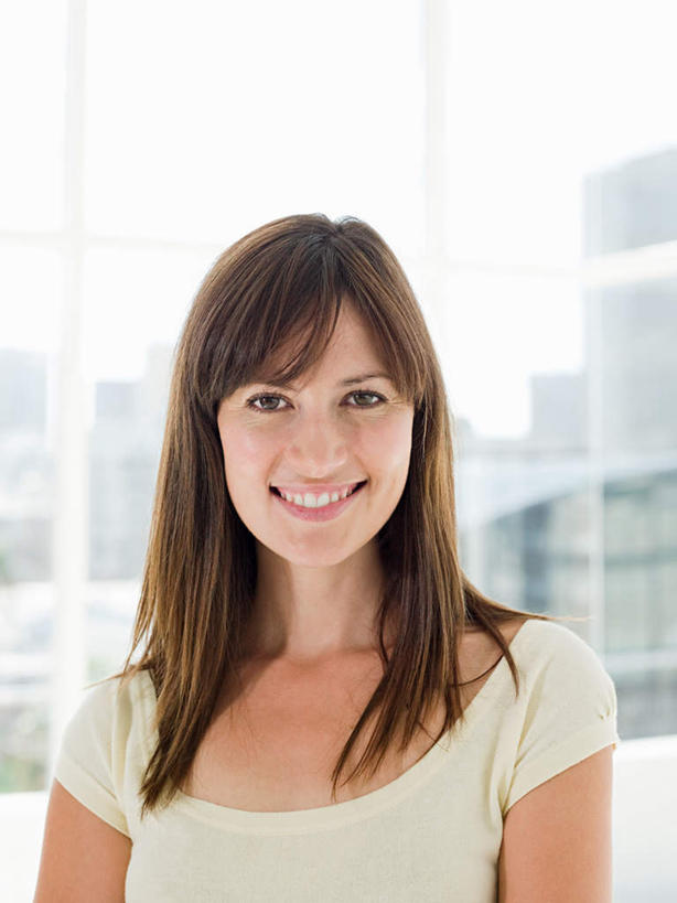 西方人,脸,头,脸颊,一个人,商务人士,商务女性,高楼大厦,站,笑,微笑,露齿笑,竖图,室内,特写,白天,正面,办公楼,窗户,落地窗,大厦,建筑,摩天大楼,写字楼,欧洲,欧洲人,仅一个年轻女性,仅一个女性,仅一个人,套装,朦胧,模糊,注视,肩膀,玻璃窗,楼宇,观察,看,站着,商务楼,观看,察看,关注,商务装,工薪阶层,年轻女性,女人,女性,白种人,头部,脸部,脸蛋,面部,白领,上班族,站立,半身,彩图,大楼,高层建筑,高楼,摩天楼