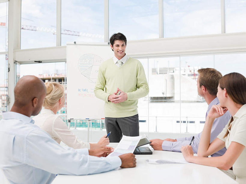 西方人,同事,商务人士,商务男性,商务女性,办公室,站,坐,笑,微笑,露齿笑,横图,室内,白天,仰视,衬衫,成功,合作,团队,集体,信心,电脑,笔记本电脑,窗户,家具,桌子,欧洲,非洲,黑人,欧洲人,五个人,撑,握,套装,开会,朦胧,模糊,网络,笔,办公桌,办公用品,许多人,拿,拿着,托腮,注视,通讯设备,队伍,玻璃窗,文具,学习用品,黑板,观察,看,托,站着,一群人,教学,握着,观看,文具用品,一支,察看,无线,领导,成就,关注,托下巴,通信设备,商务装,无线网络,合伙,领袖,无线上网,便携式电脑,工薪阶层,办公家具,耐磨,教学黑板,手提电脑,男人,男性,年轻男性,年轻女性,女人,女性,中年男性,白种人,非洲人,白领,上班族,站立,坐着,半身,彩图,低角度拍摄,衬衣