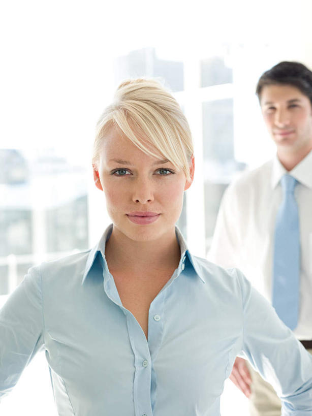 西方人,两个人,伙伴,朋友,商务人士,商务男性,商务女性,高楼大厦,站,笑,微笑,竖图,室内,白天,正面,衬衫,友谊,办公楼,合作,团队,窗户,落地窗,大厦,建筑,摩天大楼,写字楼,欧洲,欧洲人,套装,朦胧,模糊,注视,手叉腰,玻璃窗,楼宇,叉腰,观察,看,站着,商务楼,战略,观看,察看,双手叉腰,关注,商务装,工薪阶层,联合,合谋,配合,协作,男人,男性,年轻男性,年轻女性,女人,女性,白种人,白领,上班族,站立,半身,彩图,衬衣,大楼,高层建筑,高楼,摩天楼