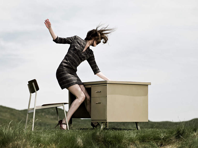 西方人,一个人,商务人士,商务女性,办公室,跳,举,横图,室外,白天,仰视,草地,草坪,植物,家具,桌子,椅子,欧洲,欧洲人,仅一个年轻女性,仅一个女性,仅一个人,套装,塑料,办公桌,云,云朵,半空,云彩,扭头,注视,草,蓝色,绿色,白云,蓝天,天空,塑料制品,天,观察,看,托,转头,晴朗,观看,察看,关注,商务装,工薪阶层,办公家具,年轻女性,女人,女性,白种人,白领,上班族,晴空,举起,举手,举着,跳跃,向上举,向上伸,向上托,彩图,低角度拍摄,全身