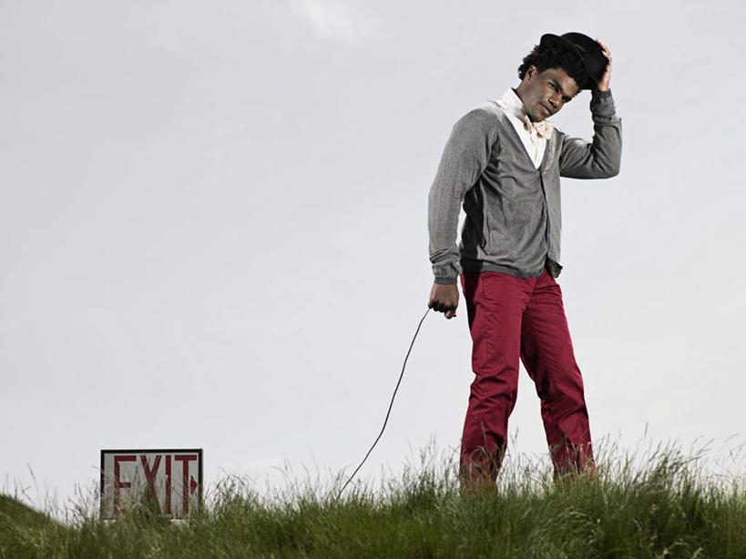 西方人,一个人,商务人士,商务男性,站,横图,室外,白天,正面,衬衫,草地,草坪,植物,指示牌,帽子,欧洲,非洲,黑人,欧洲人,仅一个男性,仅一个人,仅一个中年男性,一排,握,套装,整齐,英文,标志,文字,字符,字母,拿,拿着,扭头,注视,礼帽,标识,草,排列,蓝色,绿色,蓝天,天空,绳子,天,观察,看,站着,转头,握着,晴朗,观看,英文字母,绳索,察看,队列,关注,商务装,工薪阶层,万里无云,男人,男性,中年男性,非洲人,白领,上班族,晴空,晴空万里,站立,彩图,全身,衬衣