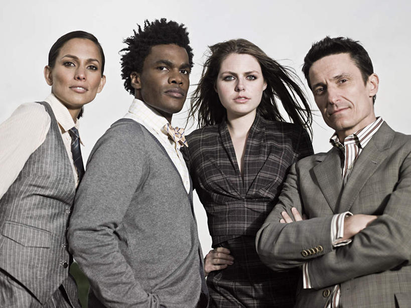 西方人,四个人,伙伴,朋友,商务人士,商务男性,商务女性,站,笑,双手交叉,微笑,横图,室外,白天,正面,衬衫,友谊,合作,团队,欧洲,非洲,黑人,欧洲人,一排,套装,整齐,注视,手叉腰,排列,蓝色,蓝天,天空,天,叉腰,观察,看,站着,战略,晴朗,观看,察看,双手抱胸,队列,关注,商务装,手插袋,单手插袋,工薪阶层,万里无云,单手抄兜,单手放兜,联合,合谋,配合,协作,男人,男性,年轻男性,年轻女性,女人,女性,中年男性,白种人,非洲人,白领,上班族,晴空,晴空万里,插兜,手插兜,手放口袋,站立,半身,彩图,衬衣,手抄兜