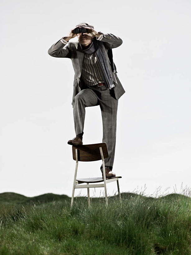 西方人,一个人,商务人士,商务男性,站,举,竖图,室外,白天,仰视,衬衫,仪器,科技,草地,草坪,植物,椅子,欧洲,欧洲人,仅一个男性,仅一个人,仅一个中年男性,眺望,握,套装,检查,研究,反射,分析,科学,望远镜,拿,拿着,注视,踩,草,一个,蓝色,绿色,蓝天,天空,会议椅,天,踩着,观察,看,托,站着,清晰,探索,握着,放大,晴朗,单个,观看,仔细,办公椅,科研,察看,科学技术,瞭望,聚焦,关注,商务装,工薪阶层,远视镜,瞭望镜,万里无云,光学,清楚,商务椅,培训椅,双筒镜,双筒望远镜,男人,男性,中年男性,白种人,白领,上班族,晴空,晴空万里,举起,举手,举着,向上举,向上伸,向上托,站立,彩图,低角度拍摄,全身,衬衣,光学仪器,千里镜