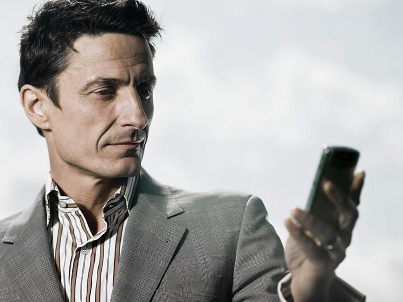 西方人,脸,头,脸颊,手,一个人,商务人士,商务男性,站,打电话,横图,室外,特写,白天,正面,衬衫,电话,手机,欧洲,欧洲人,仅一个男性,仅一个人,仅一个中年男性,握,套装,朦胧,模糊,云,云朵,拿,云彩,拿着,注视,通讯设备,肩膀,一个,蓝色,白云,蓝天,天空,天,观察,看,站着,手部,握着,晴朗,单个,观看,单手,察看,关注,商务装,工薪阶层,交流,男人,男性,中年男性,白种人,头部,脸部,脸蛋,面部,白领,上班族,晴空,沟通,通话,站立,半身,彩图,衬衣