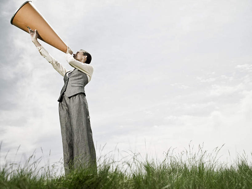 西方人,一个人,商务人士,商务女性,站,举,横图,室外,白天,仰视,草地,草坪,植物,欧洲,欧洲人,仅一个女性,仅一个人,阴影,套装,光线,影子,云,云朵,云彩,注视,喇叭,草,蓝色,绿色,白云,蓝天,天空,阳光,话筒,天,观察,看,托,站着,仅一个中年女性,橙色,巨大,晴朗,观看,察看,关注,传声筒,商务装,工薪阶层,女人,女性,中年女性,白种人,白领,上班族,晴空,举起,举手,举着,抬头,向上举,向上伸,向上托,仰头,站立,彩图,低角度拍摄,全身