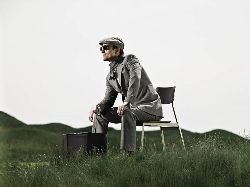 西方人,一个人,商务人士,商务男性,坐,横图,室外,白天,侧面,衬衫,安全,草地,草坪,植物,帽子,椅子,欧洲,欧洲人,仅一个男性,仅一个人,仅一个中年男性,撑,套装,墨镜,眼镜,注视,草,一个,绿色,天空,会议椅,太阳镜,太阳眼镜,箱子,天,观察,看,遮阳镜,保险箱,晴朗,单个,观看,保护,办公椅,察看,撑着,关注,贝雷帽,保险,商务装,私密,工薪阶层,万里无云,商务椅,培训椅,男人,男性,中年男性,白种人,白领,上班族,晴空,晴空万里,坐着,彩图,全身,衬衣