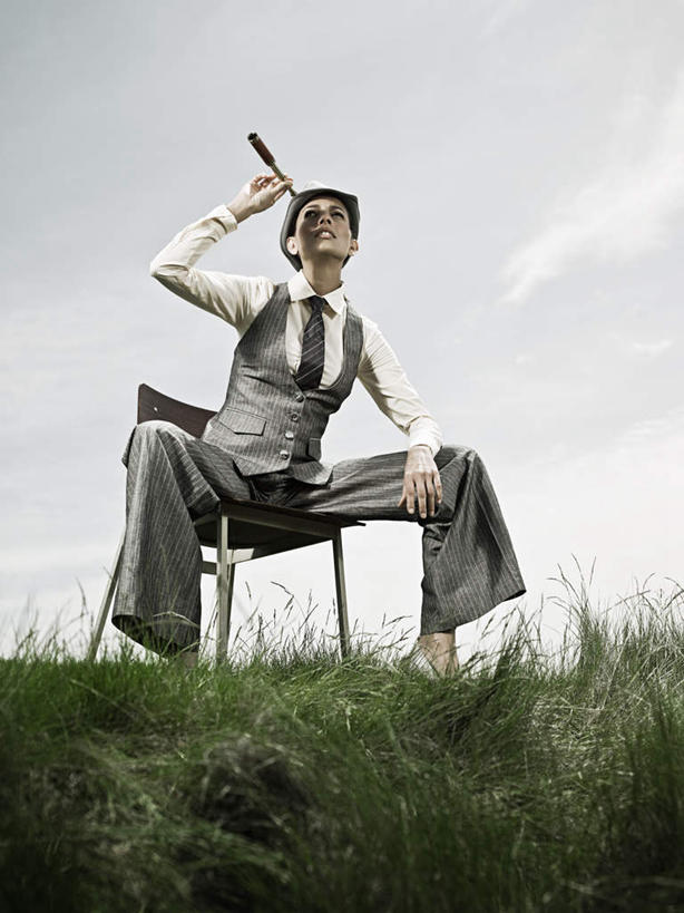 西方人,一个人,商务人士,商务女性,坐,竖图,室外,白天,仰视,仪器,科技,草地,草坪,植物,椅子,欧洲,欧洲人,仅一个女性,仅一个人,眺望,握,套装,检查,研究,反射,分析,科学,望远镜,塑料,云,云朵,拿,云彩,拿着,注视,草,一个,蓝色,绿色,白云,蓝天,天空,塑料制品,天,观察,看,仅一个中年女性,清晰,探索,握着,放大,晴朗,单个,观看,张开双腿,仔细,科研,察看,科学技术,瞭望,聚焦,关注,商务装,工薪阶层,远视镜,瞭望镜,光学,清楚,展开双腿,女人,女性,中年女性,白种人,白领,上班族,晴空,抬头,仰头,坐着,彩图,低角度拍摄,全身,光学仪器,千里镜,伸展双腿