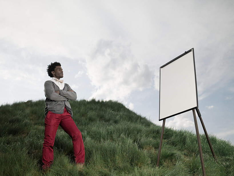 西方人,一个人,商务人士,商务男性,站,双手交叉,横图,室外,白天,仰视,衬衫,草地,草坪,山,山脉,植物,欧洲,非洲,黑人,欧洲人,仅一个男性,仅一个人,仅一个中年男性,一块,套装,山峰,云,云朵,山峦,云彩,扭头,注视,草,蓝色,绿色,白云,蓝天,天空,黑板,群山,天,观察,看,站着,转头,教学,晴朗,观看,察看,双手抱胸,关注,商务装,工薪阶层,耐磨,教学黑板,男人,男性,中年男性,非洲人,白领,上班族,晴空,站立,彩图,低角度拍摄,全身,衬衣