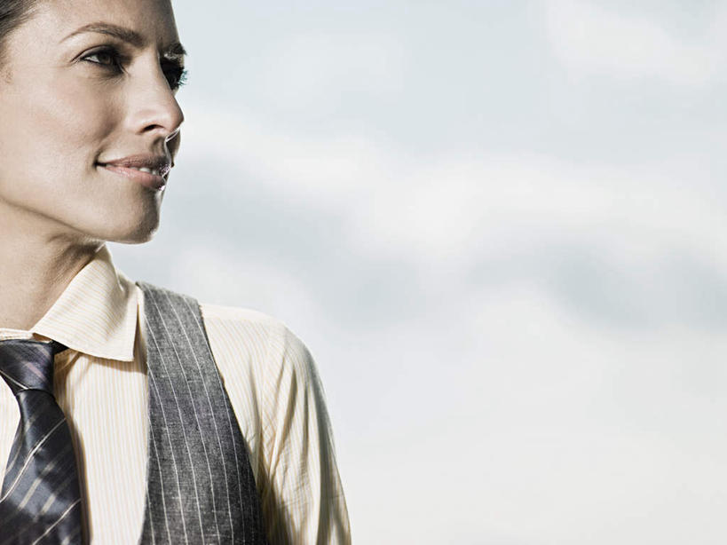 西方人,脸,头,脸颊,一个人,商务人士,商务女性,笑,微笑,横图,室外,特写,白天,正面,欧洲,欧洲人,仅一个女性,仅一个人,套装,乌云,云,阴天,云朵,领带,云彩,注视,天空,天,观察,看,仅一个中年女性,观看,察看,昏暗,象征,阴沉,庄重,关注,商务装,身份,工薪阶层,正式,地位,女人,女性,中年女性,白种人,头部,脸部,脸蛋,面部,白领,上班族,半身,彩图