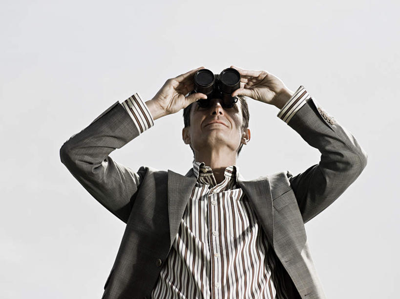 西方人,一个人,商务人士,商务男性,站,横图,室外,白天,仰视,衬衫,仪器,科技,欧洲,欧洲人,仅一个男性,仅一个人,仅一个中年男性,眺望,握,套装,检查,研究,反射,分析,科学,望远镜,乌云,云,阴天,云朵,拿,云彩,拿着,注视,天空,天,观察,看,站着,清晰,探索,握着,放大,观看,仔细,科研,察看,科学技术,瞭望,昏暗,聚焦,阴沉,关注,商务装,工薪阶层,远视镜,瞭望镜,光学,清楚,男人,男性,中年男性,白种人,白领,上班族,站立,半身,彩图,低角度拍摄,衬衣,光学仪器,千里镜