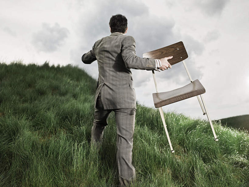 西方人,一个人,商务人士,商务男性,站,横图,室外,白天,仰视,衬衫,草地,草坪,植物,椅子,欧洲,欧洲人,仅一个男性,仅一个人,仅一个中年男性,握,套装,木椅,乌云,云,阴天,云朵,拿,云彩,拿着,注视,草,绿色,天空,天,观察,看,站着,握着,观看,察看,昏暗,阴沉,关注,商务装,工薪阶层,男人,男性,中年男性,白种人,白领,上班族,站立,彩图,低角度拍摄,全身,衬衣