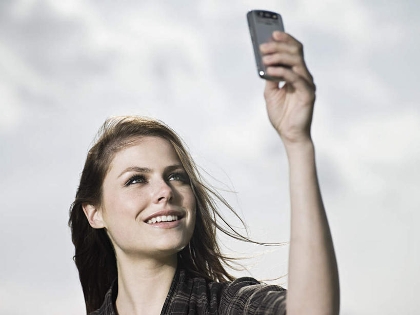 西方人,脸,头,脸颊,手,一个人,商务人士,商务女性,站,举,笑,打电话,微笑,露齿笑,横图,室外,特写,白天,正面,电话,手机,欧洲,欧洲人,仅一个年轻女性,仅一个女性,仅一个人,握,套装,乌云,云,阴天,云朵,拿,云彩,拿着,注视,通讯设备,天空,天,观察,看,托,站着,手部,握着,观看,察看,昏暗,阴沉,关注,商务装,工薪阶层,交流,年轻女性,女人,女性,白种人,头部,脸部,脸蛋,面部,白领,上班族,沟通,举起,举手,举着,通话,向上举,向上伸,向上托,站立,半身,彩图