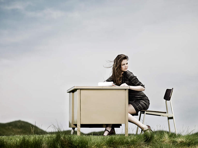 西方人,一个人,商务人士,商务女性,办公室,坐,横图,室外,白天,侧面,草地,草坪,植物,家具,桌子,椅子,欧洲,欧洲人,仅一个年轻女性,仅一个女性,仅一个人,套装,材料,档案,文件,纸,办公桌,乌云,云,阴天,云朵,云彩,注视,草,绿色,天空,会议椅,手稿,资料,天,观察,看,观看,办公椅,证明,察看,昏暗,阴沉,关注,文档,商务装,工薪阶层,办公家具,商务椅,培训椅,年轻女性,女人,女性,白种人,白领,上班族,坐着,彩图,全身