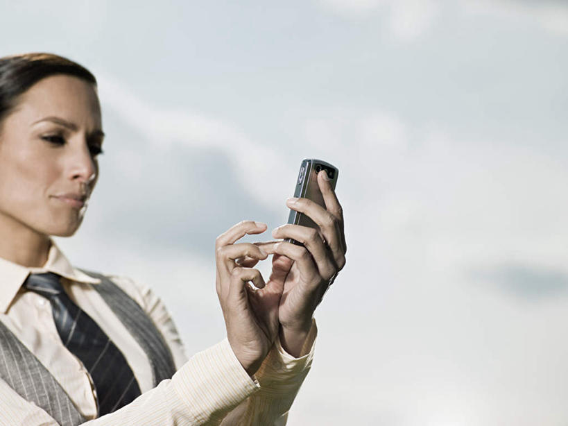 西方人,一个人,商务人士,商务女性,站,打电话,横图,室外,白天,正面,电话,手机,欧洲,欧洲人,仅一个女性,仅一个人,握,套装,乌云,云,阴天,云朵,领带,拿,云彩,拿着,注视,通讯设备,天空,天,观察,看,站着,仅一个中年女性,握着,观看,察看,昏暗,象征,阴沉,庄重,关注,商务装,身份,工薪阶层,正式,地位,交流,女人,女性,中年女性,白种人,白领,上班族,沟通,通话,站立,半身,彩图