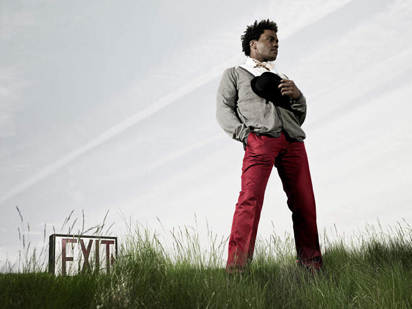 西方人,一个人,商务人士,商务男性,站,横图,室外,白天,仰视,衬衫,草地,草坪,植物,帽子,椅子,欧洲,非洲,黑人,欧洲人,仅一个男性,仅一个人,仅一个中年男性,握,套装,木椅,乌云,云,阴天,云朵,拿,云彩,拿着,注视,礼帽,草,绿色,天空,天,观察,看,站着,握着,观看,察看,昏暗,阴沉,关注,商务装,手插袋,单手插袋,工薪阶层,单手抄兜,单手放兜,男人,男性,中年男性,非洲人,白领,上班族,插兜,手插兜,手放口袋,站立,彩图,低角度拍摄,全身,衬衣,手抄兜